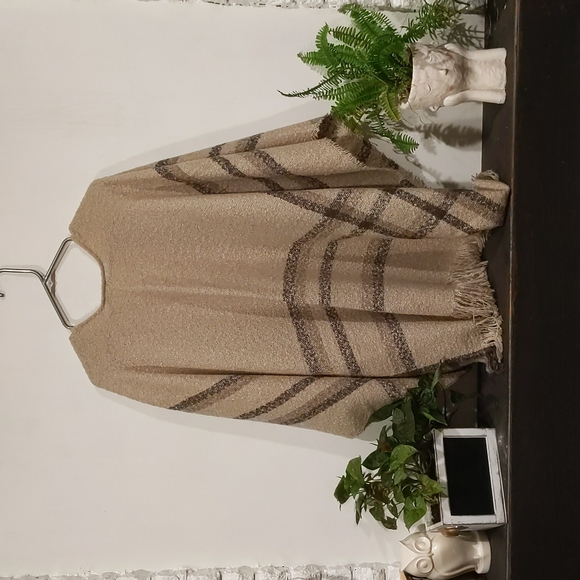 Roots beige and grey plaid poncho, o/s. - Picture 3 of 4